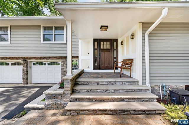 25 Cottontail Trail, Upper Saddle River, NJ 07458