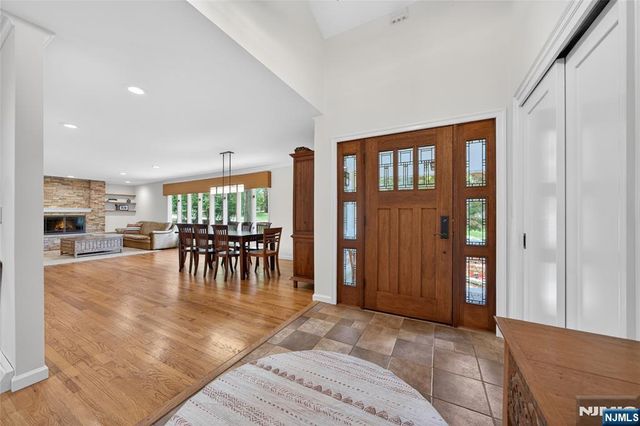 25 Cottontail Trail, Upper Saddle River, NJ 07458