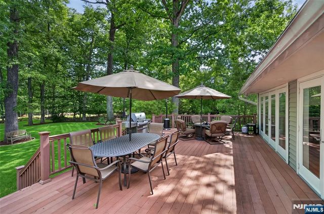 25 Cottontail Trail, Upper Saddle River, NJ 07458