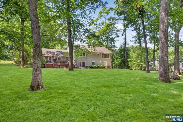 25 Cottontail Trail, Upper Saddle River, NJ 07458