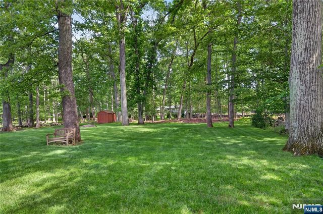 25 Cottontail Trail, Upper Saddle River, NJ 07458