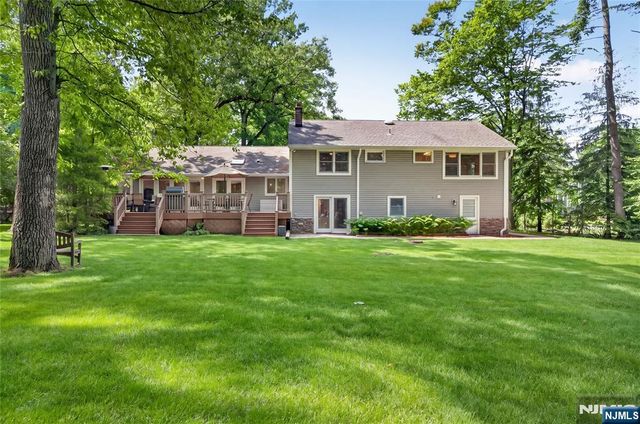 25 Cottontail Trail, Upper Saddle River, NJ 07458