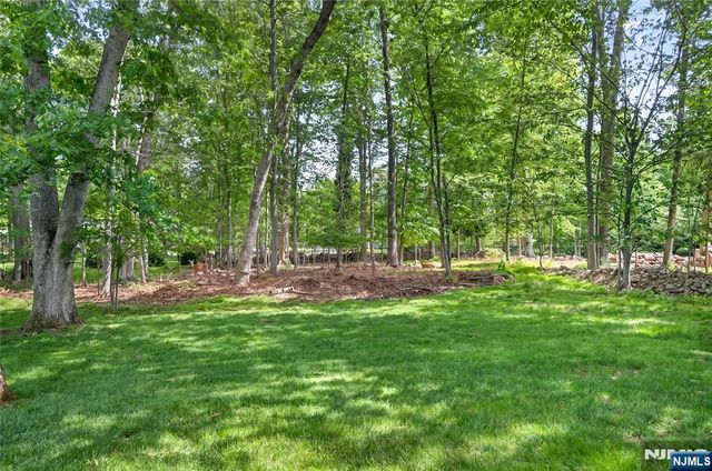 25 Cottontail Trail, Upper Saddle River, NJ 07458