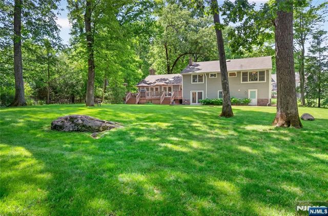 25 Cottontail Trail, Upper Saddle River, NJ 07458