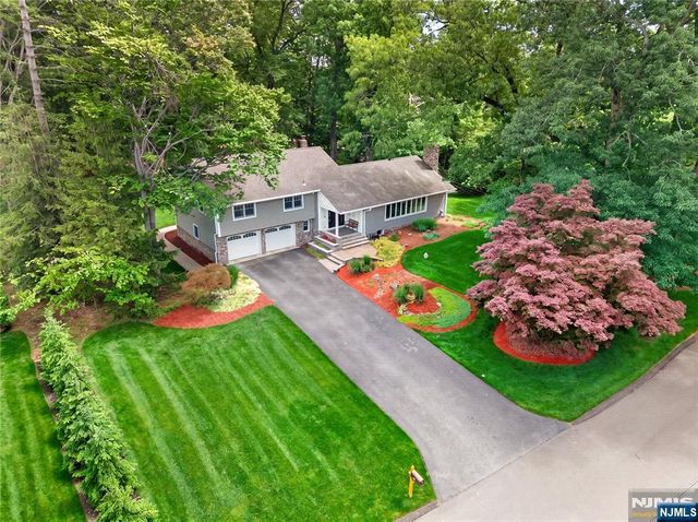 25 Cottontail Trail, Upper Saddle River, NJ 07458
