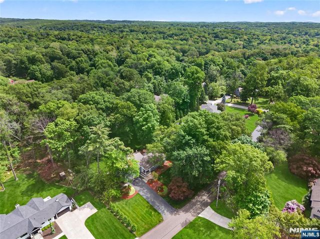 25 Cottontail Trail, Upper Saddle River, NJ 07458