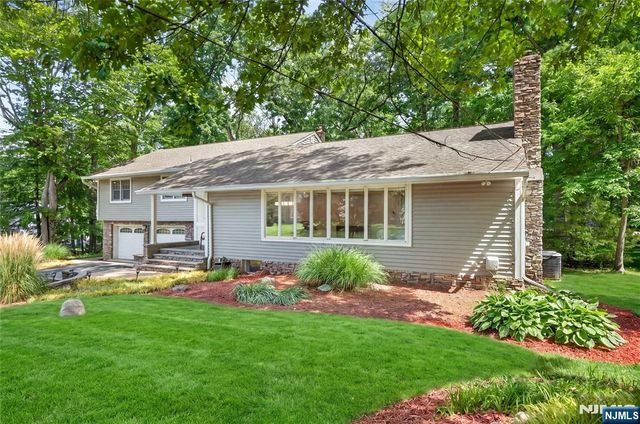 25 Cottontail Trail, Upper Saddle River, NJ 07458