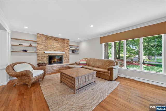 25 Cottontail Trail, Upper Saddle River, NJ 07458