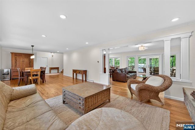 25 Cottontail Trail, Upper Saddle River, NJ 07458