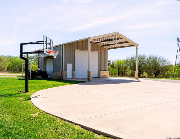 1980 County Road 361, La Vernia, TX 78121