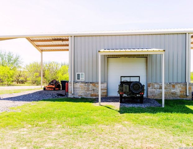 1980 County Road 361, La Vernia, TX 78121