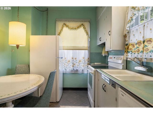 5825 Ne EVERETT St, Portland, OR 97213