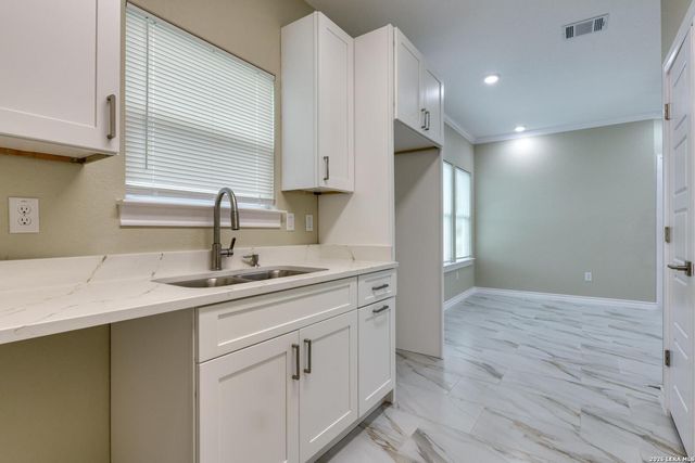 5511 Pageland Dr, Kirby, TX 78219