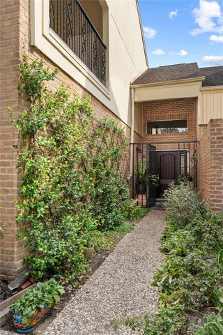 10121 Valley Forge Drive, Houston, TX 77042