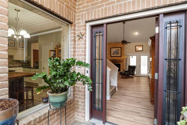 10121 Valley Forge Drive, Houston, TX 77042