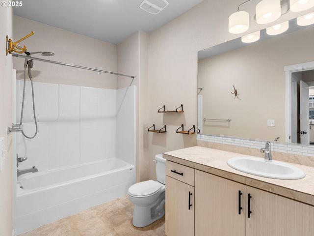 17182 Sw APPLEDALE Rd 405, Beaverton, OR 97007