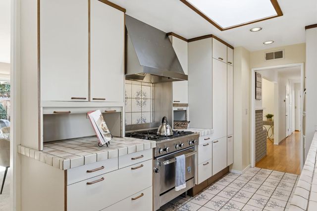 28 Willow Road, Menlo Park, CA 94025