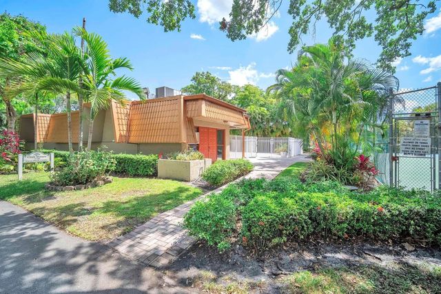 740 E Coco Plum Circle 3, Plantation, FL 33324