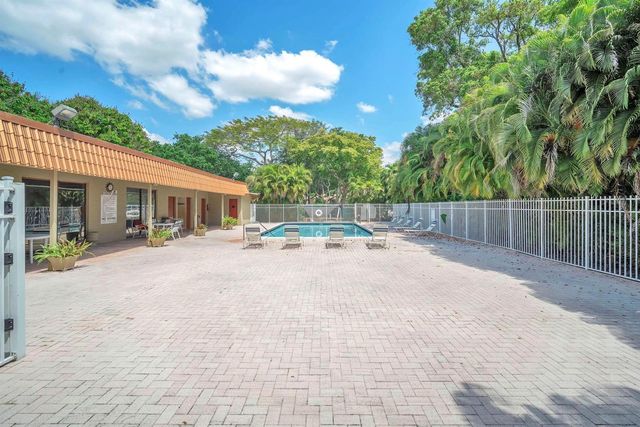 740 E Coco Plum Circle 3, Plantation, FL 33324