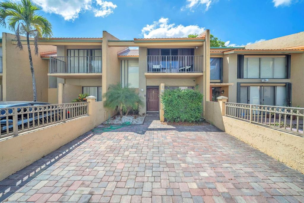 740 E Coco Plum Circle 3, Plantation, FL 33324