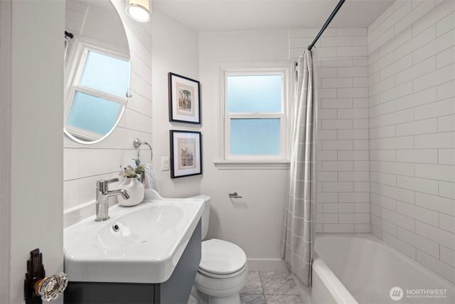 1035 NE 100th Street, Seattle, WA 98125