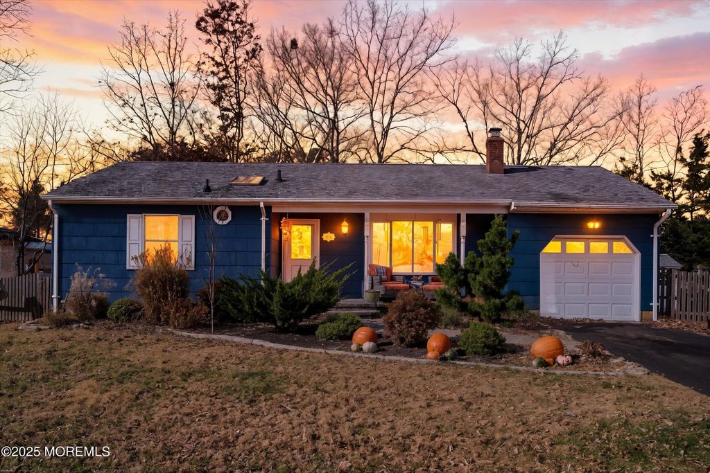 100 Leeward Road, Manahawkin, NJ 08050