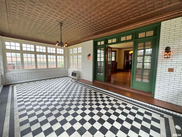 387 N KELLOGG Street, Galesburg, IL 61401