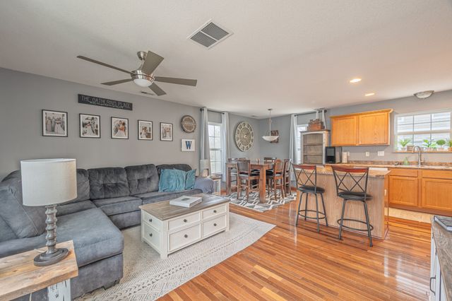 1133 Keystone Lane, Pleasant Hill, IA 50327