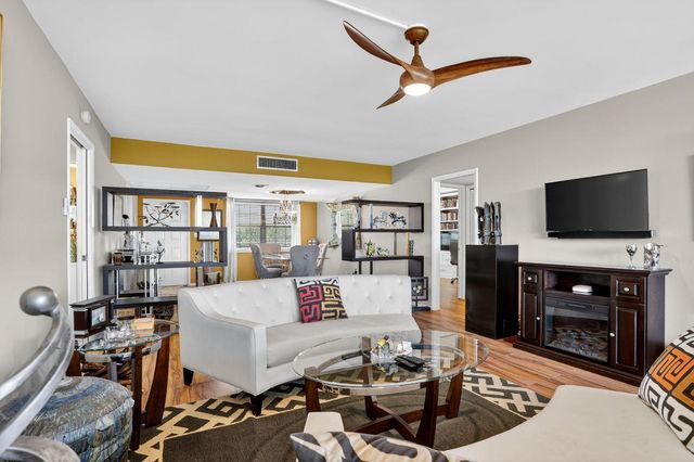 3960 Oaks Clubhouse Drive 504, Pompano Beach, FL 33069