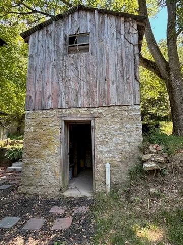 331 Dairy Hollow Road, Eureka Springs, AR 72632