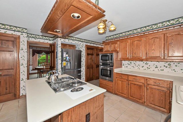 2130 Derrin LANE, Brookfield, WI 53045