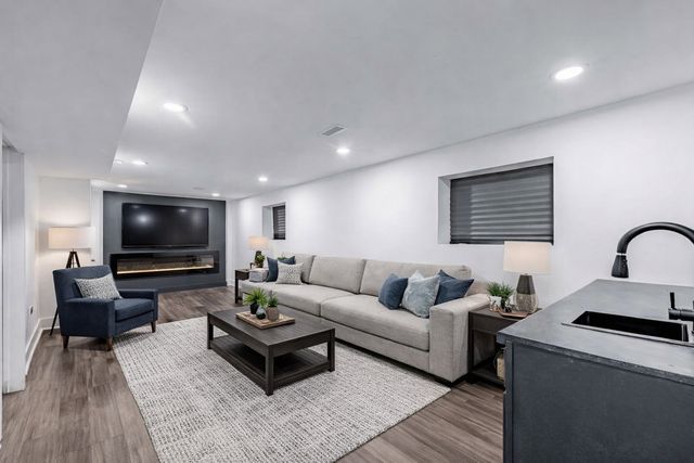 8020 S Bishop Street, Chicago, IL 60620