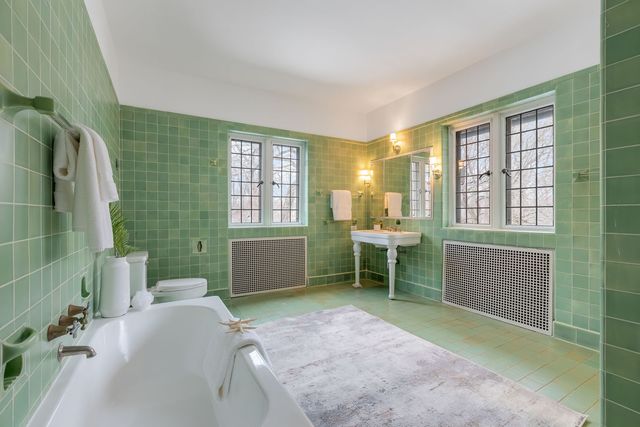 1650 Green Bay Road, Lake Bluff, IL 60044