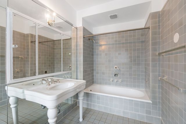 1650 Green Bay Road, Lake Bluff, IL 60044