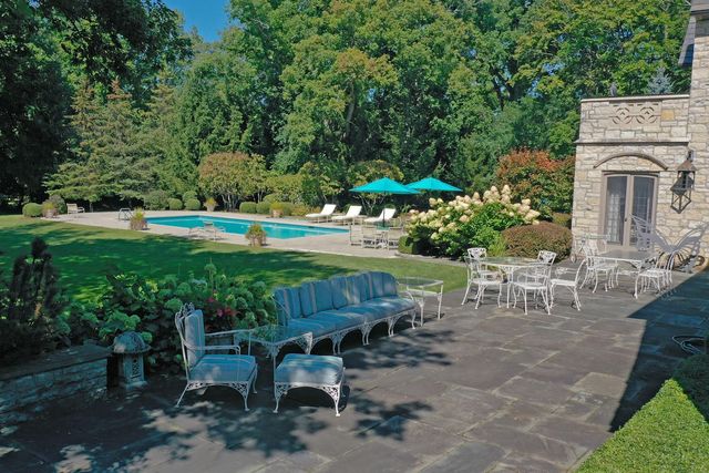 1650 Green Bay Road, Lake Bluff, IL 60044