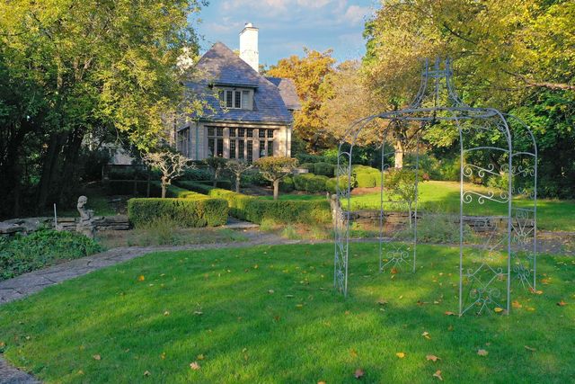 1650 Green Bay Road, Lake Bluff, IL 60044