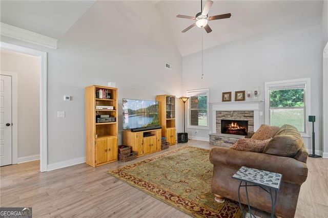 902 Edgewater Drive, Loganville, GA 30052