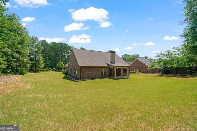 902 Edgewater Drive, Loganville, GA 30052