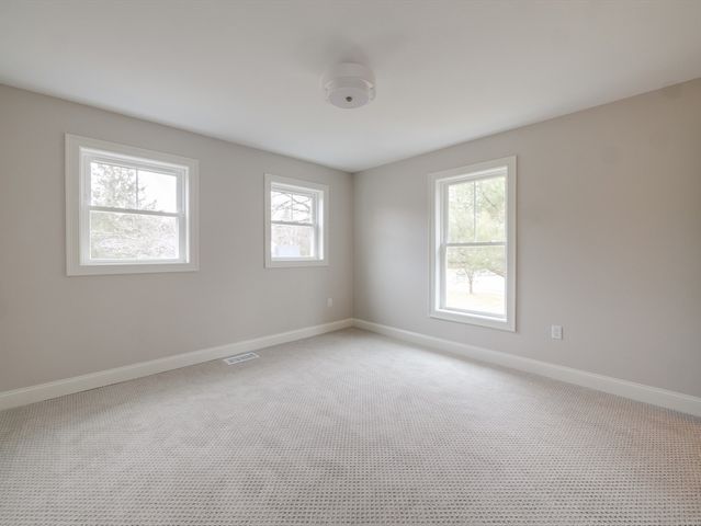 5 Barracks Rd 5, Hudson, MA 01749