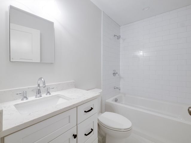 5 Barracks Rd 5, Hudson, MA 01749