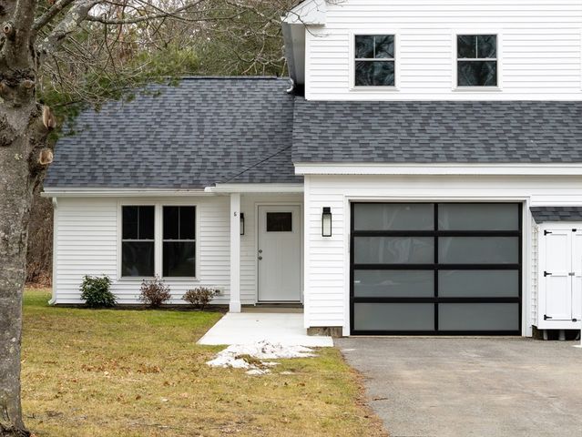 5 Barracks Rd 5, Hudson, MA 01749