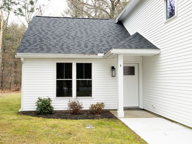 5 Barracks Rd 5, Hudson, MA 01749