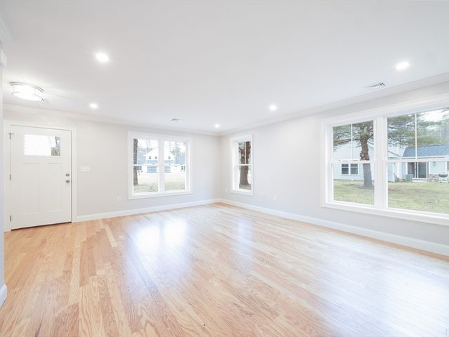 5 Barracks Rd 5, Hudson, MA 01749