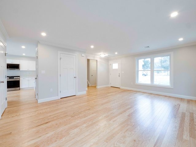 5 Barracks Rd 5, Hudson, MA 01749