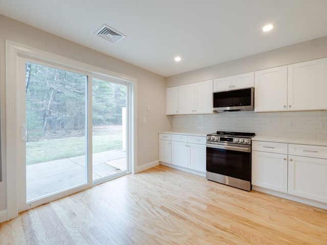 5 Barracks Rd 5, Hudson, MA 01749