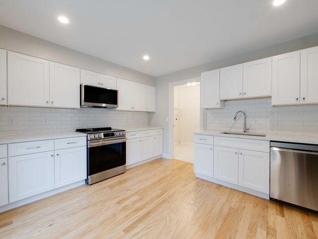 5 Barracks Rd 5, Hudson, MA 01749