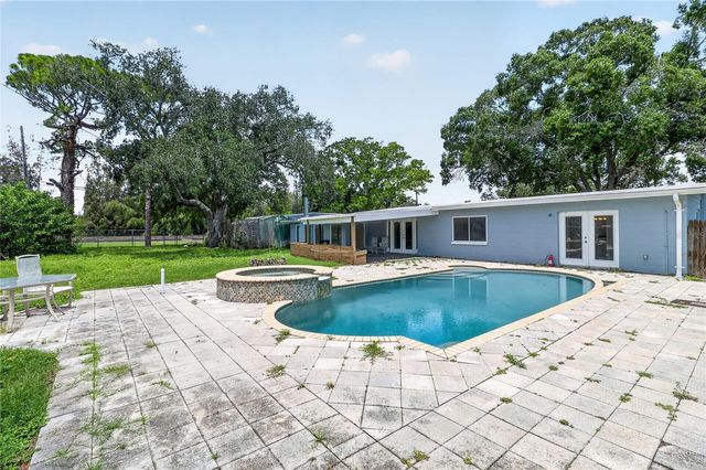 120 81ST AVENUE NE, St Petersburg, FL 33702