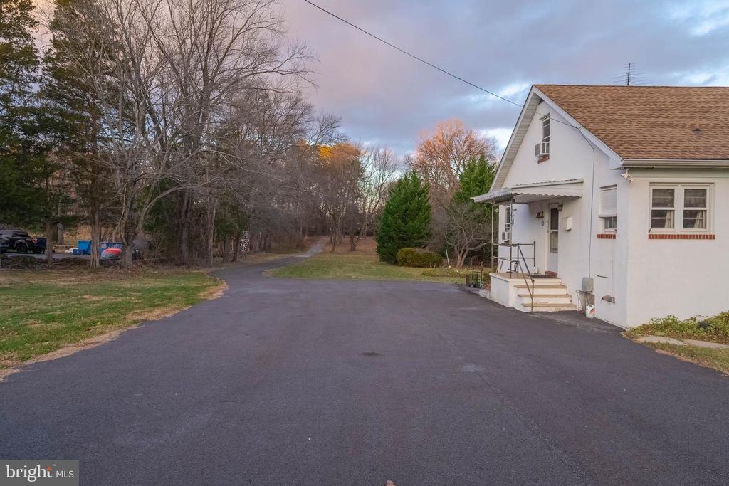 Image 6 of property listing at 5240 KING AVE, Rosedale, MD 21237