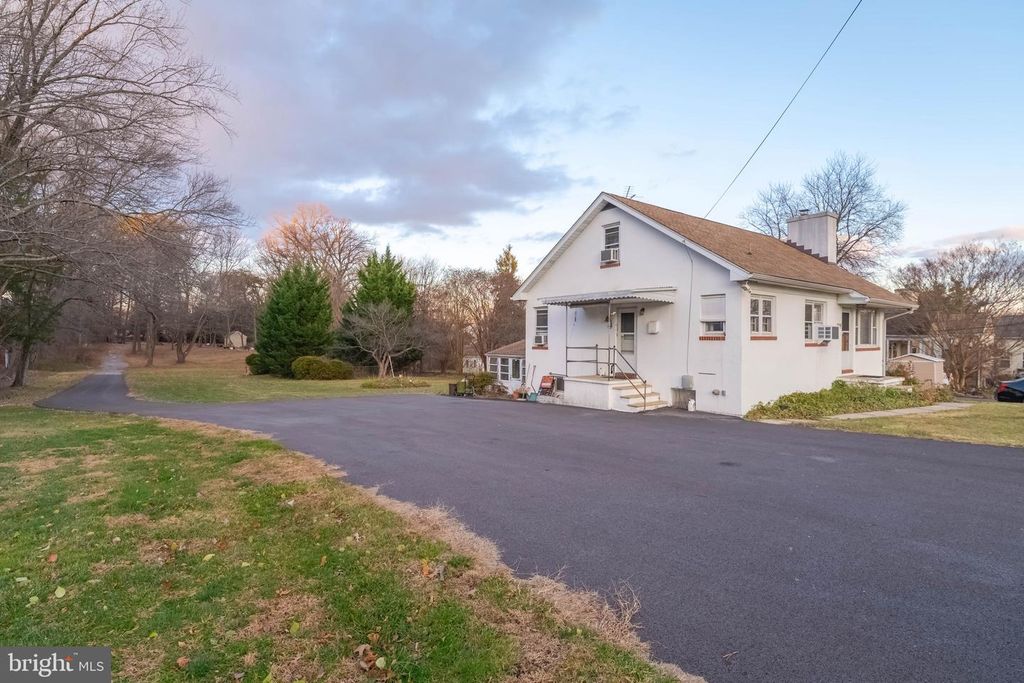 Image 7 of property listing at 5240 KING AVE, Rosedale, MD 21237