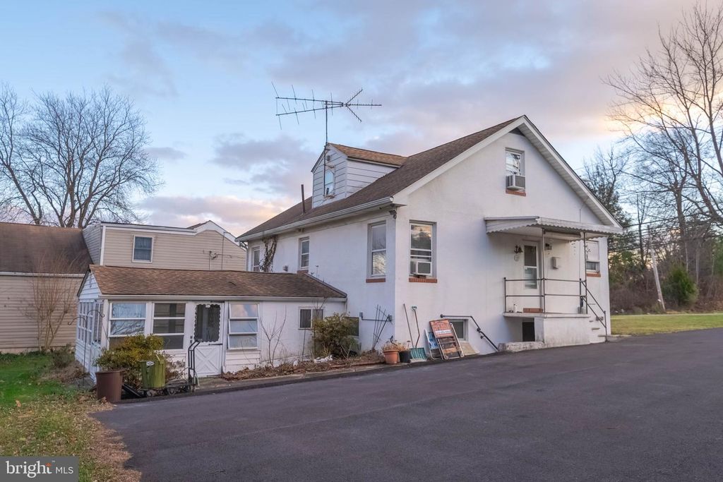 Image 9 of property listing at 5240 KING AVE, Rosedale, MD 21237